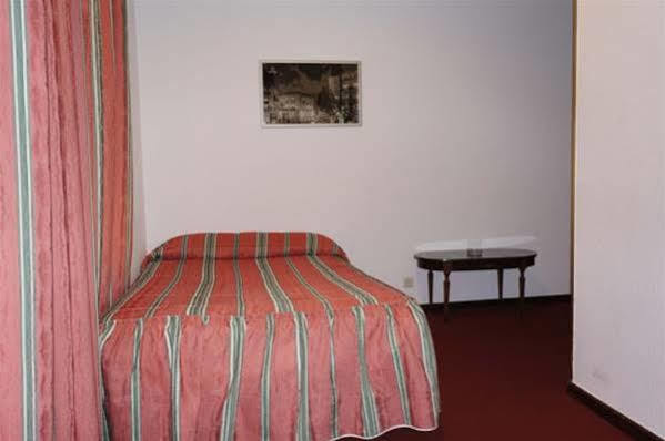 Hostal La Numantina Λογκρόνο Εξωτερικό φωτογραφία